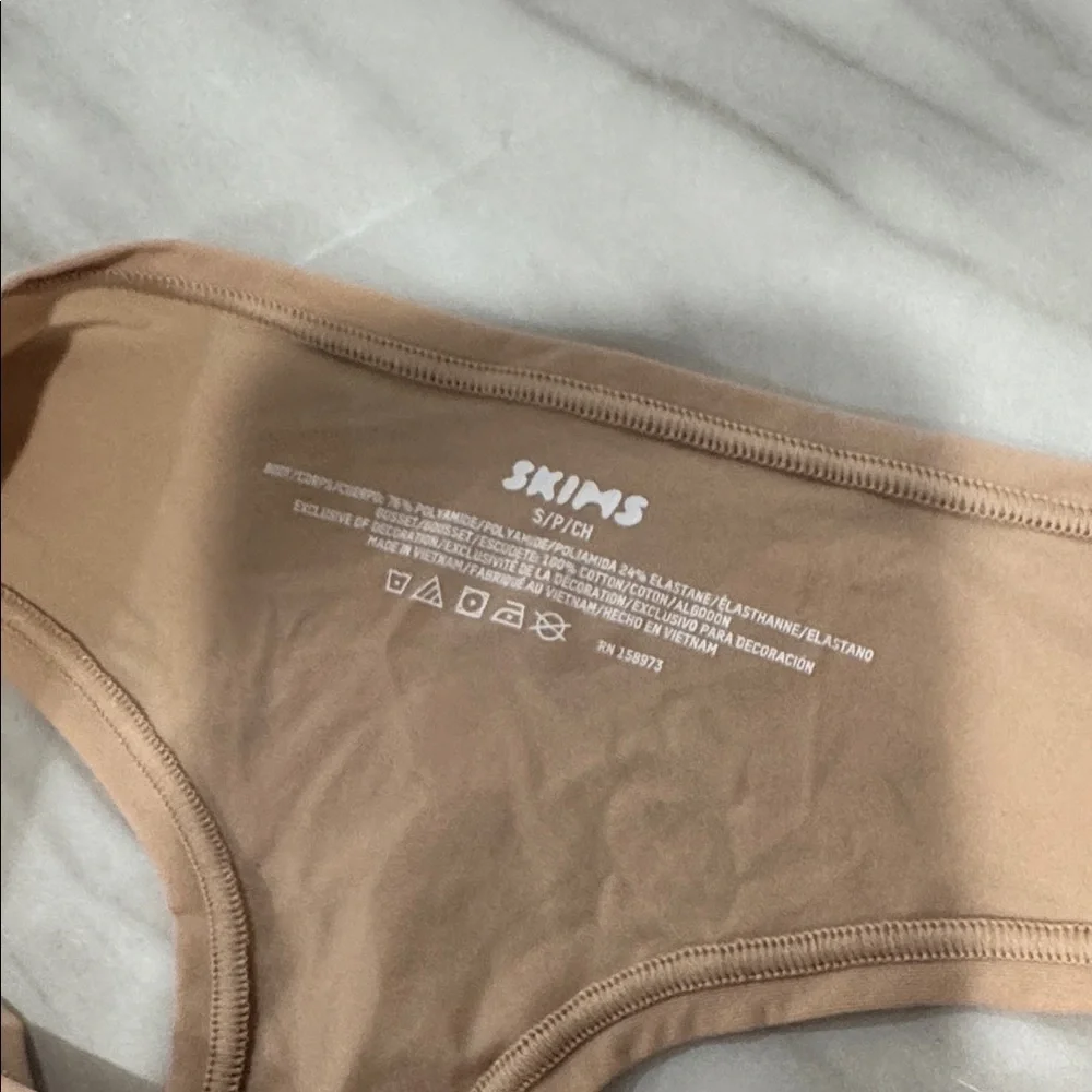 SKIMS Tan every day sculpting bralette size xxs and skims thong size smashes